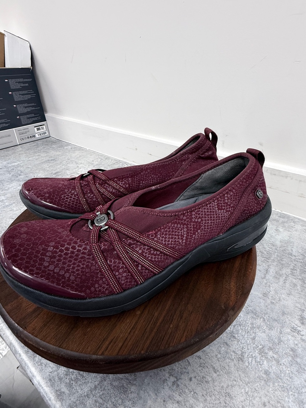 Bzees Burgundy Slip On Comfort Shoes‎ Women’s Stretch Wedge Floral Size 9